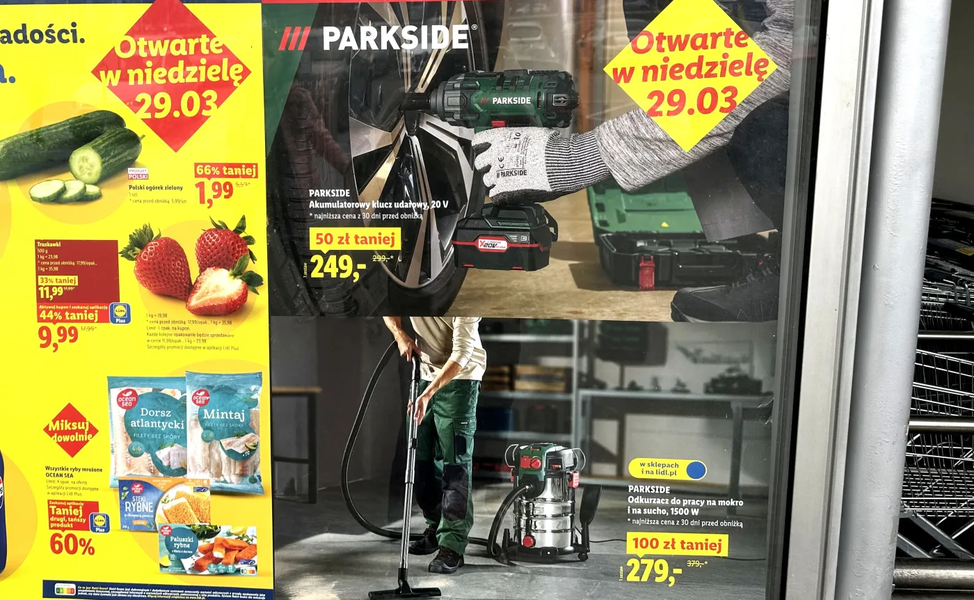 Zdjęcie gazetki promocyjnej Lidla na niedzielę handlową 29.03. Widoczna oferta na akumulatorowy klucz udarowy Parkside 20 V za 249 zł (50 zł taniej) oraz odkurzacz do pracy na mokro i na sucho Parkside 1500 W za 279 zł (100 zł taniej)