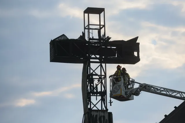 Pożar krzyża papieskiego w Warszawie. Policja ujawnia prawdopodobną przyczynę