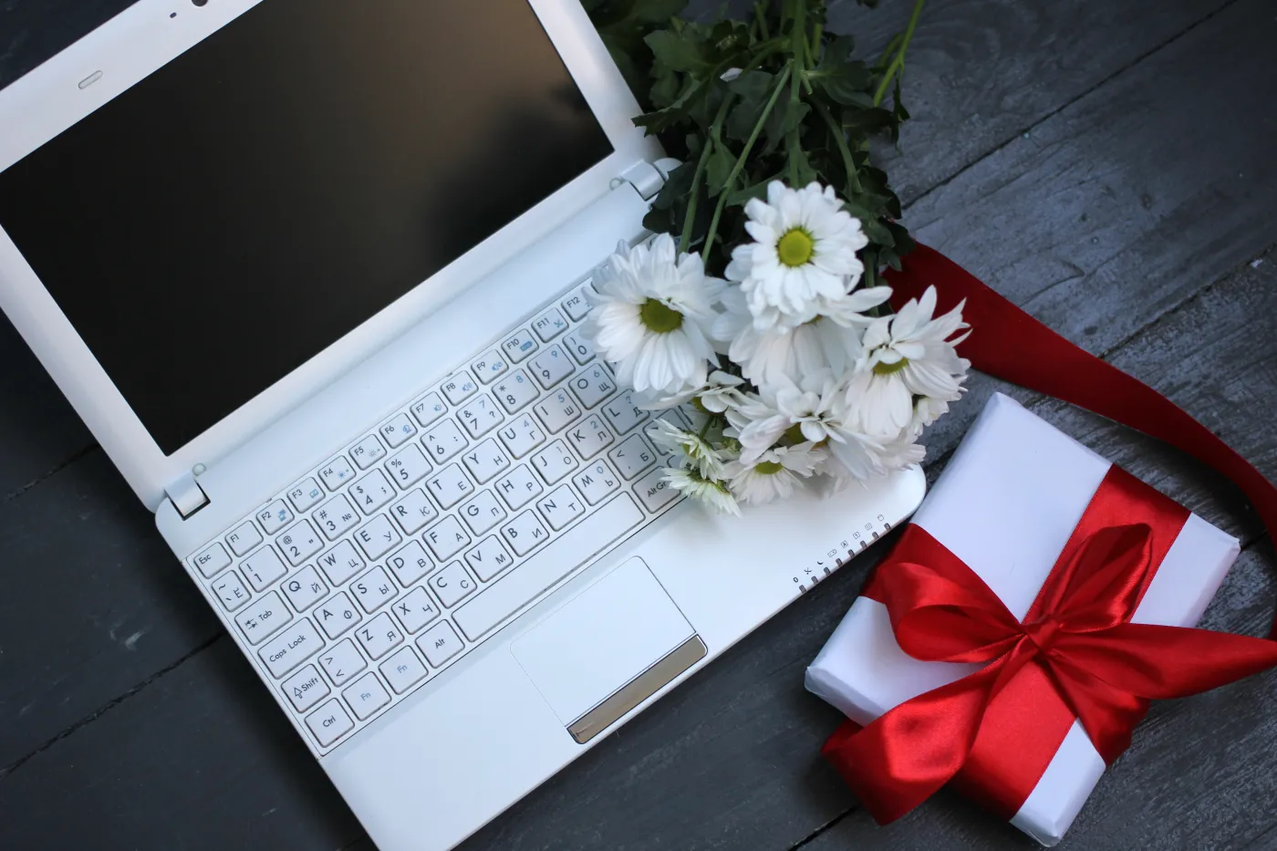 Prezent na komunię: laptop. Jaki model wybrać dla dziecka i nie przepłacić?