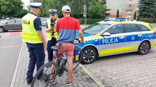 Dwóch rowerzystów jedzie obok siebie. Kierowca nie zawsze może ich wyprzedzić. Jest jeden ważny warunek