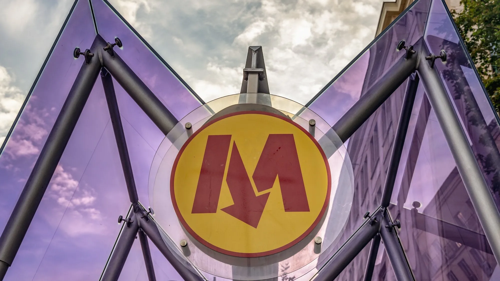 Trzy stacje metra były wyłączone z ruchu. Akcja służb na stacji metro Centrum