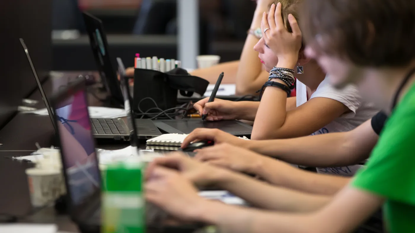 Używanie przez uczniów AI ogólnie poprawia wyniki prac domowych, jednak znacząco pogarsza wyniki egzaminów. Potwierdzają to m.in. badania PISA, wykonywane co roku globalnie przez OECD. badacze jednak są przeciwni eliminacji AI z edukacji.