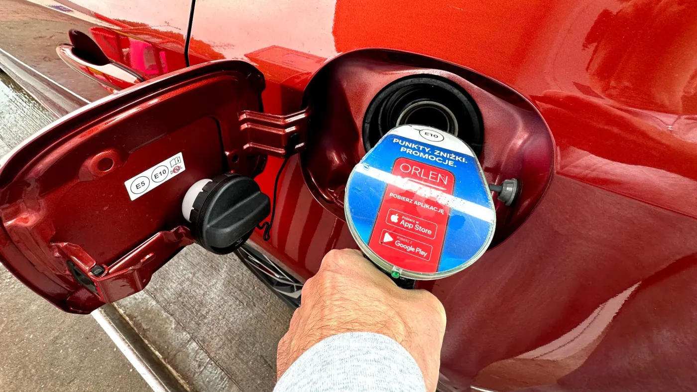 Tankowanie samochodu na stacji Orlen nowe ceny benzyny diesla i LPG