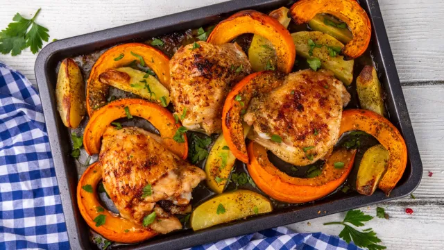 Pyszny obiad na czwartek. Podajemy przepis, Ty gotujesz. Aromatyczne pieczone udka z kurczaka z dynią