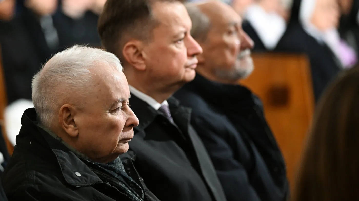 Prezes PiS Jarosław Kaczyński (L) podczas mszy świętej, sprawowanej 19 bm. w kościele pw. św. Stanisława Kostki na warszawskim Żoliborzu w ramach centralnych obchodów 42. rocznicy śmierci bł. ks. Jerzego Popiełuszki
