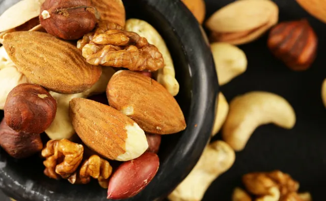 Włoskie, laskowe, pistacjowe... chrup je na zdrowie! Przegląd orzechów
