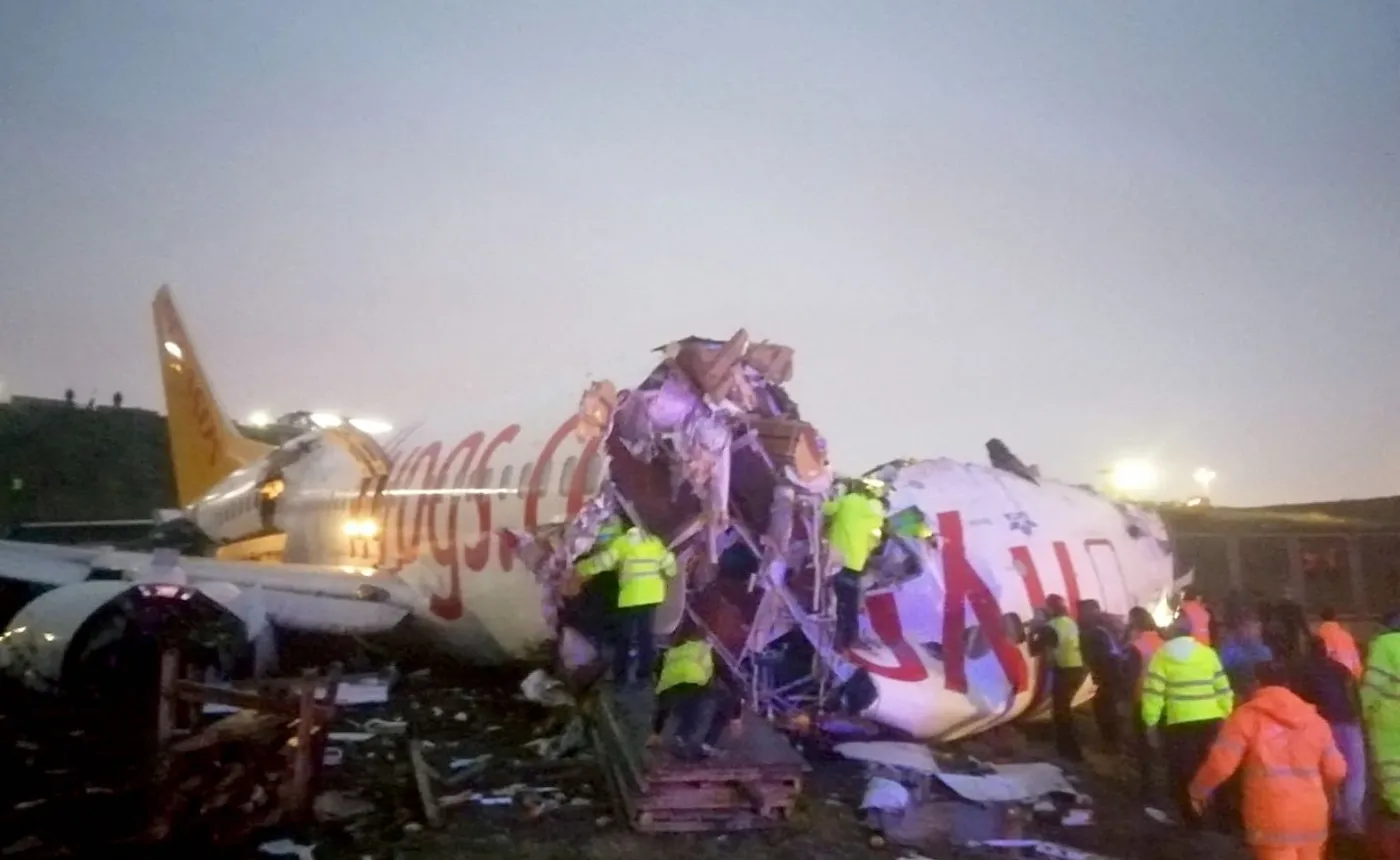 Samolot rozpadł się przy lądowaniu w Stambule [WIDEO]
