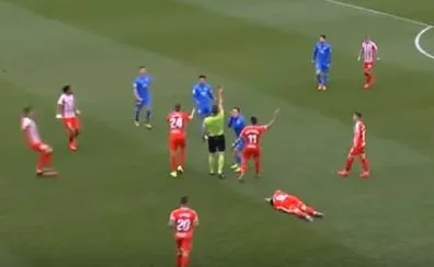 Piłkarz zobaczył dwie czerwone kartki w... jednym meczu [WIDEO]