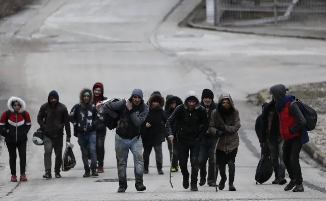 Migranci na granicy z Turcją. Grecka policja użyła gazu łzawiącego