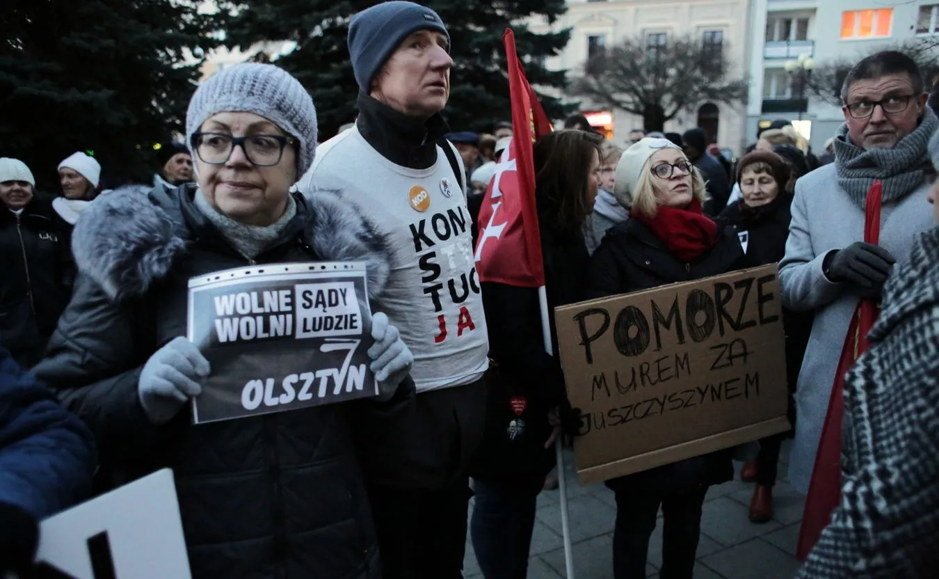 Solidarni z Juszczyszynem. Manifestacja przed olsztyńskim sądem