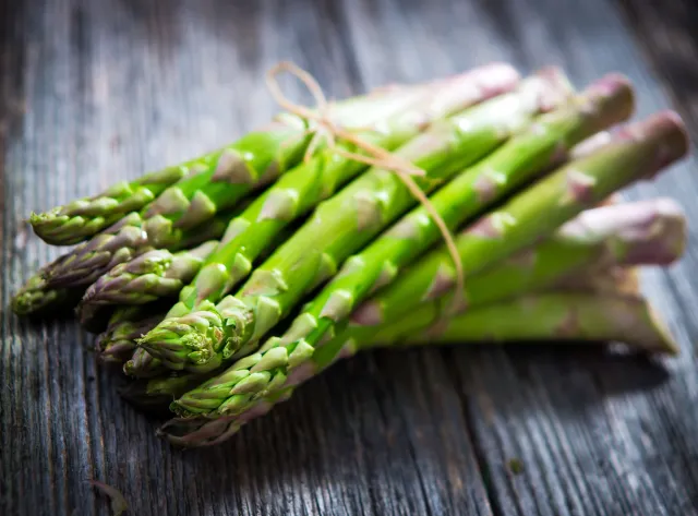 Niemcy nie zbiorą szparagów? "Bez Polaków się nie da"