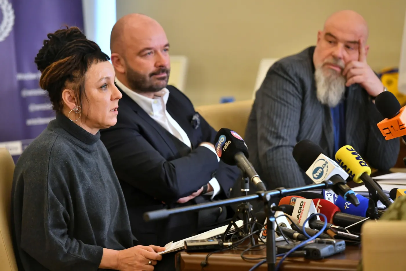 Noblistka Olga Tokarczuk (L), prezydent Wrocławia Jacek Sutryk (C) oraz pisarz i wydawca Ireneusz Grin (P)