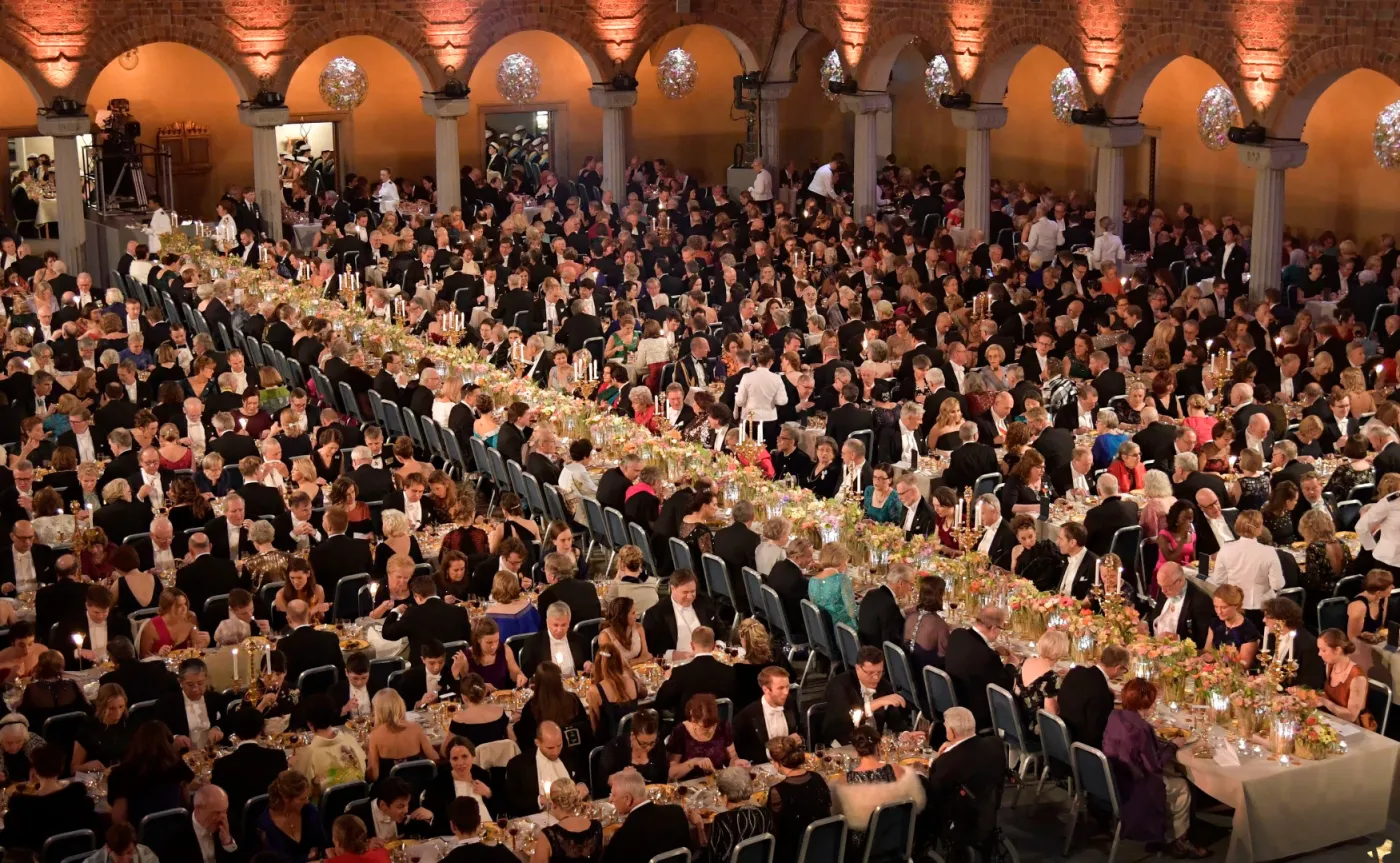 Letnia łąka, szwedzki kawior i mus malinowy. Tak wyglądał Bankiet Noblowski [FOTO]