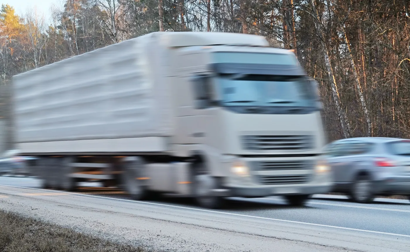 UE zamyka się na polskie firmy transportowe: Biznes tak. Ale bez Polaków