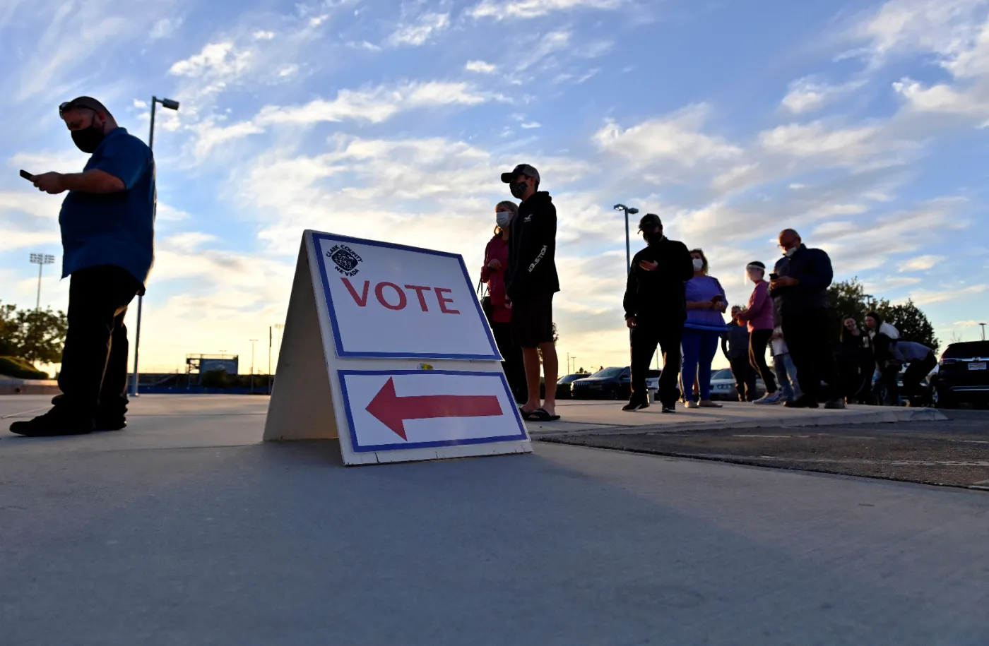 "NYT": Biden ma 253 pewne głosy elektorskie, Trump - 214