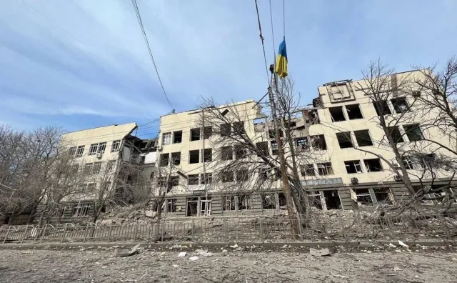 Wojna w Ukrainie. Reporterzy AP o oblężeniu Mariupola: Ostrzały, śmierć, odcięcie od świata i rosyjska propaganda [RELACJA]