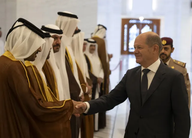 Komentatorzy o wizycie Scholza w krajach Zatoki Perskiej: Pragmatyzm zamiast wartości