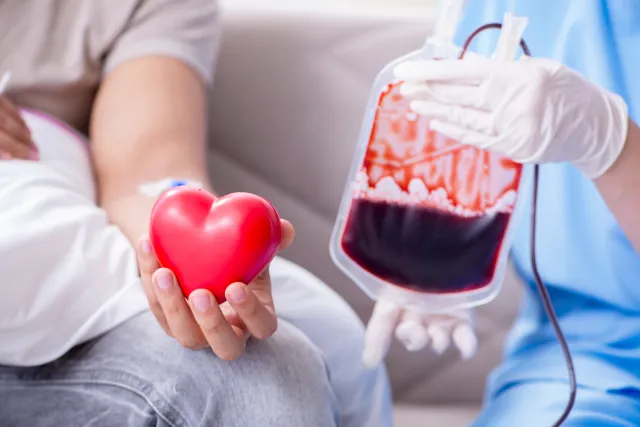 Pierwsi pacjenci otrzymali syntetyczną krew. Czy to przełom w leczeniu chorób hematologicznych?
