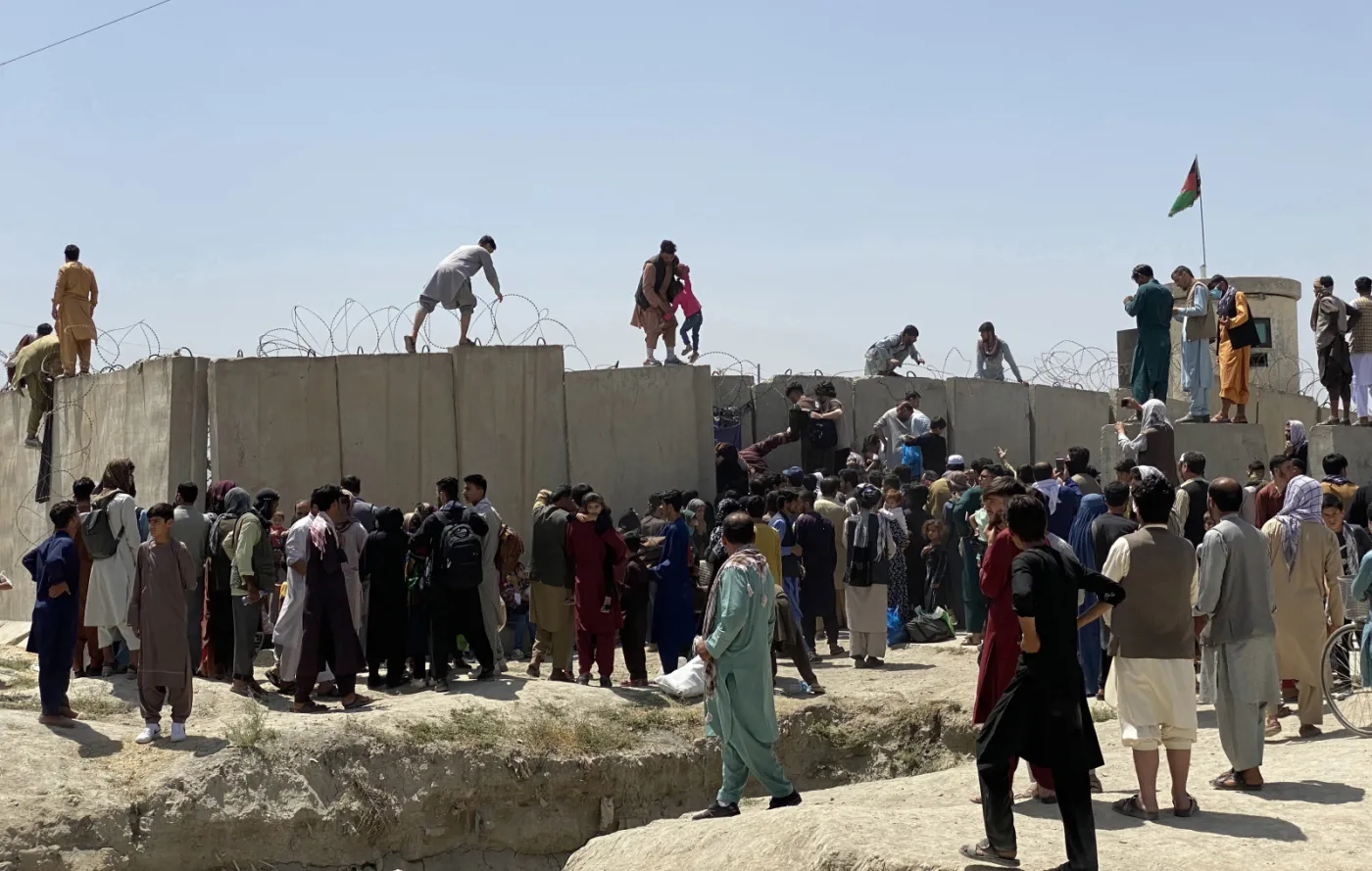 Panika i chaos. Zbyt wielu chce uciec z Islamskiego Emiratu talibów