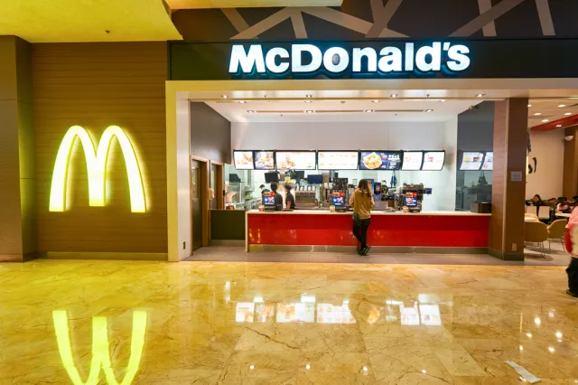 Brytyjskie fast foody ograniczają swoje menu. Firmy spedycyjne wstrzymują im dostawy