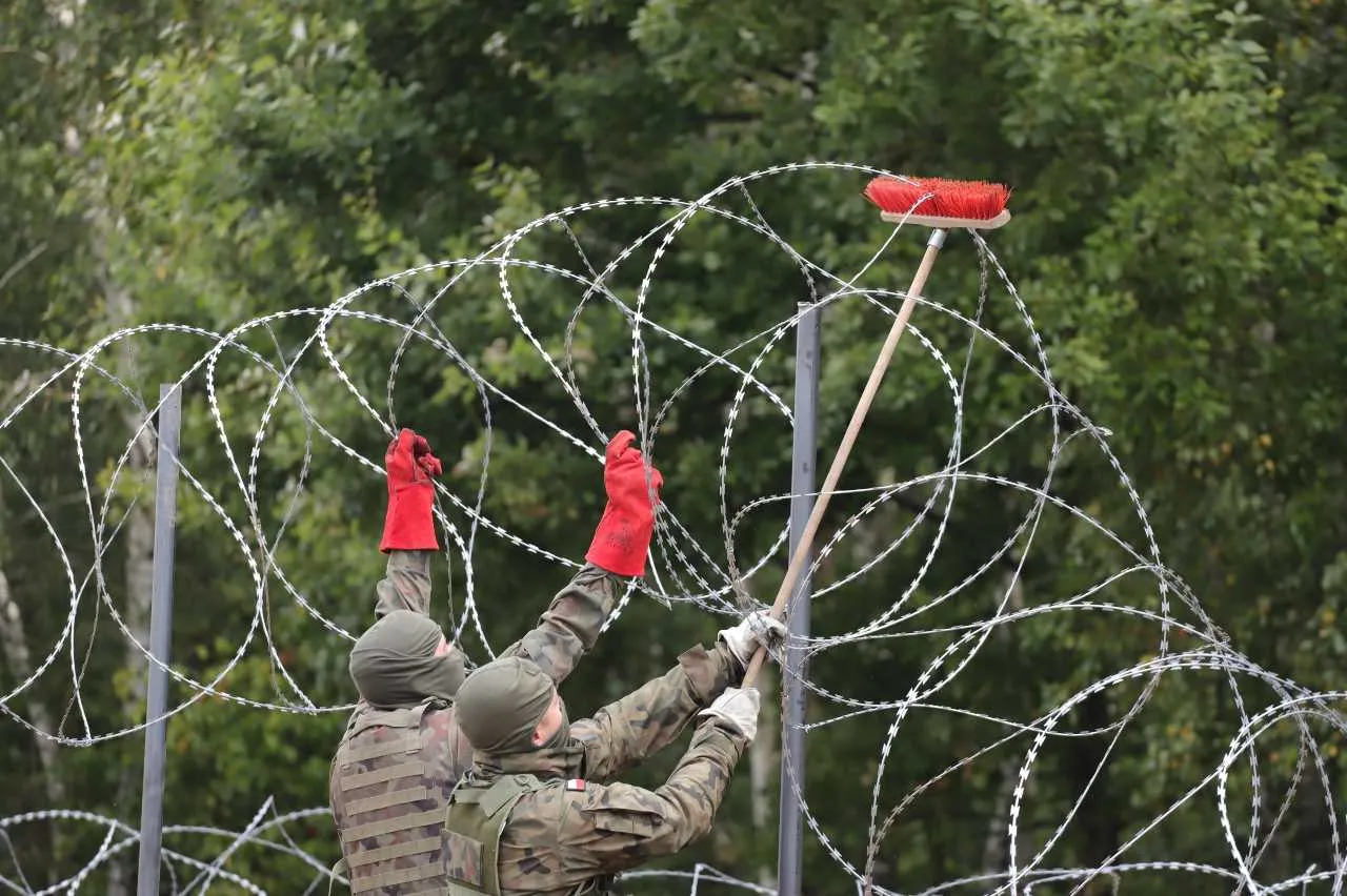 Błaszczak o granicy polsko-białoruskiej: Położono ponad 130 km zasieków wojskowych