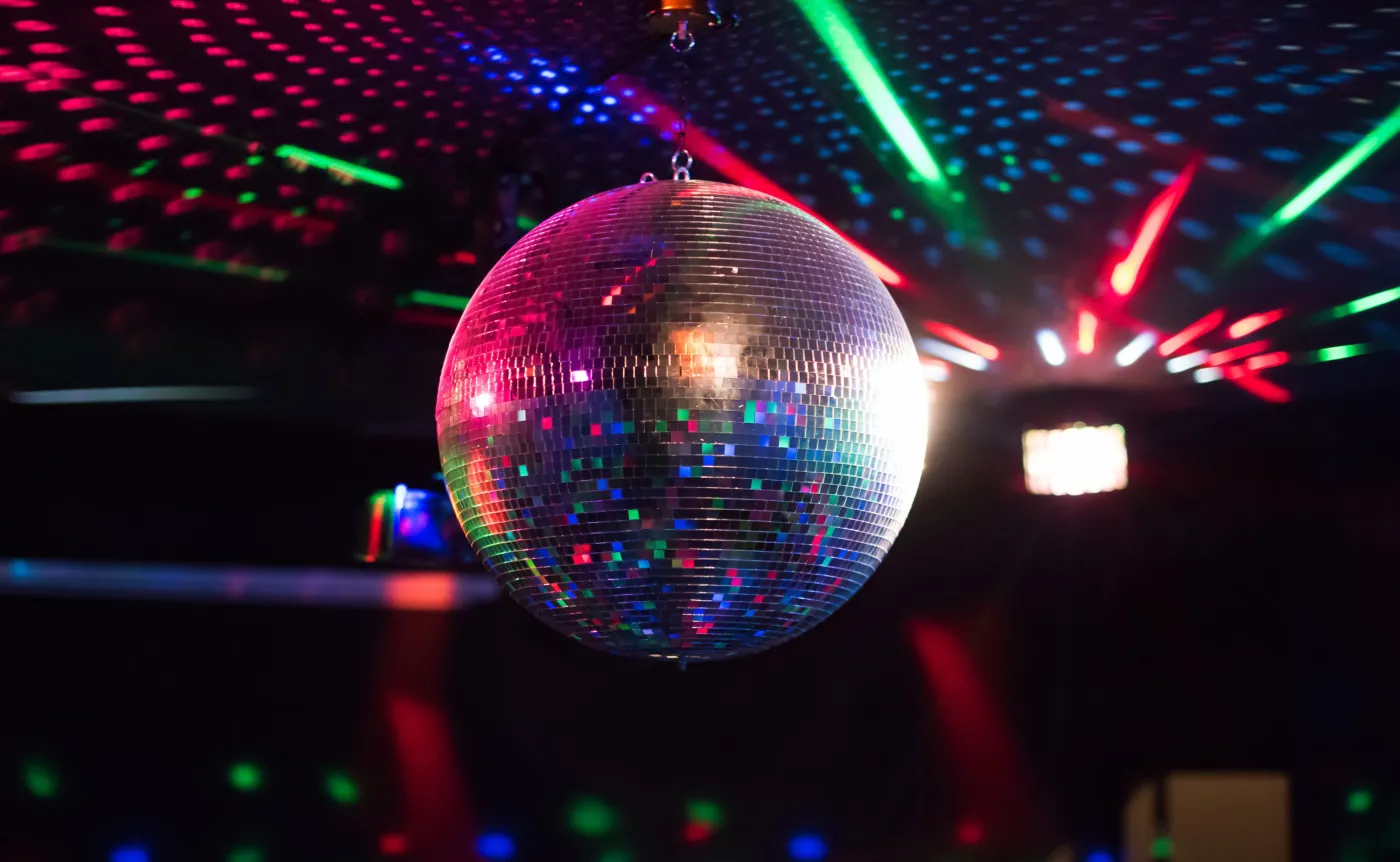 Katalonia wydała zgodę na próbne nocne imprezy. Nie będzie na nich obowiązywał dystans społeczny