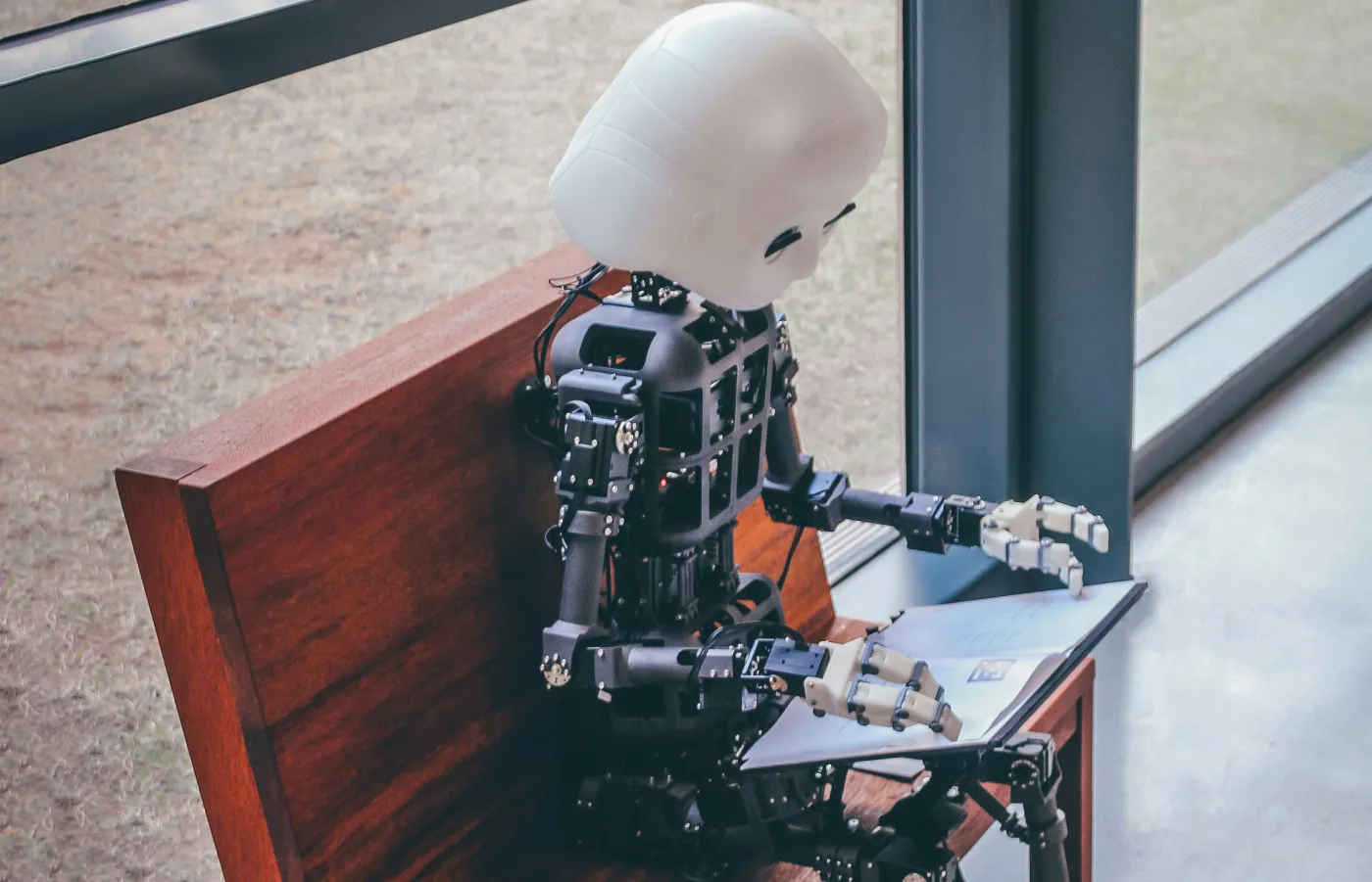 Pierwsza firma wykorzystuje generatywną AI do odpowiadania na e-maile. Gdzie?