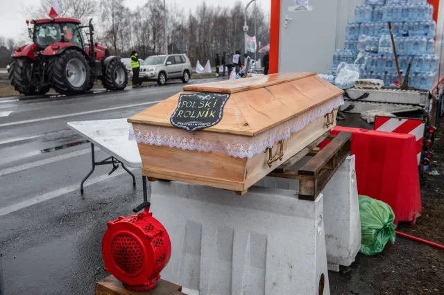 Incydent podczas protestu rolników. Obywatel Izraela zerwał polską flagę