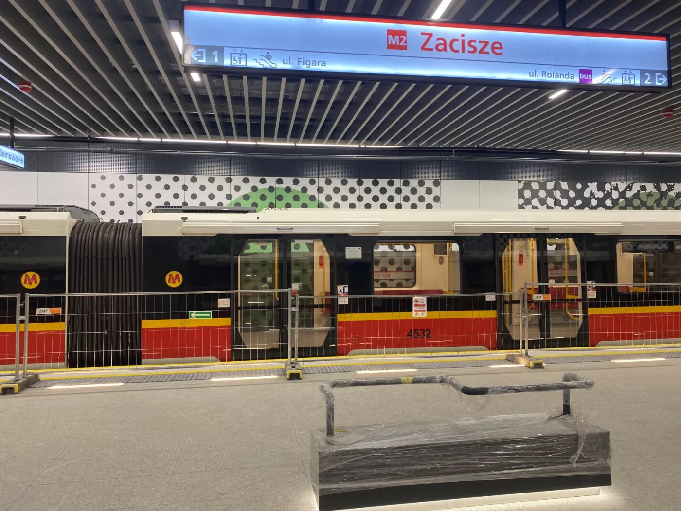 Warszawskie metro postawi ławki, na których nie będzie można spać