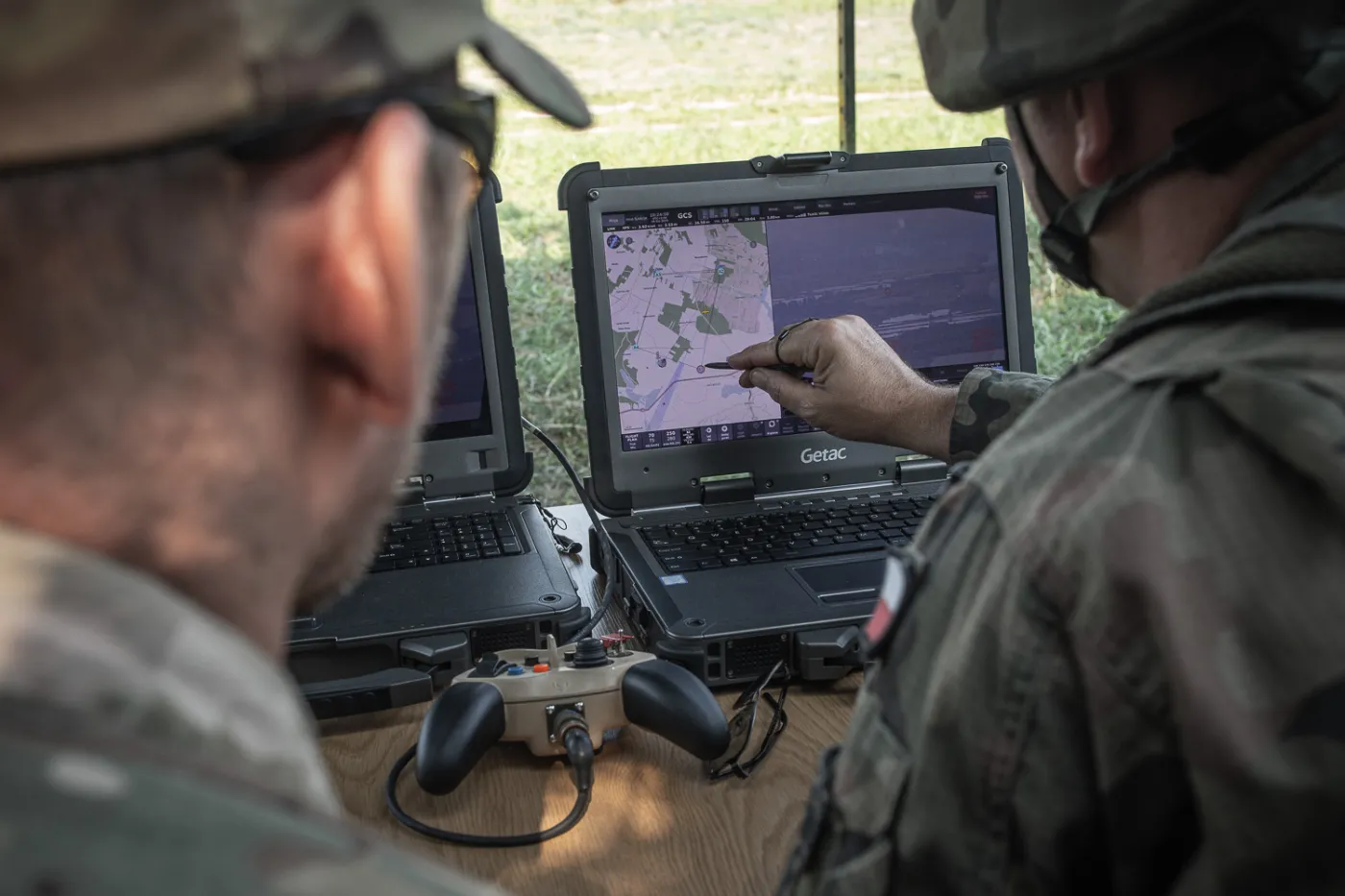 Widok operatora (widzimy obraz z kamery telewizyjnej oraz lokalizację BSP na mapie)