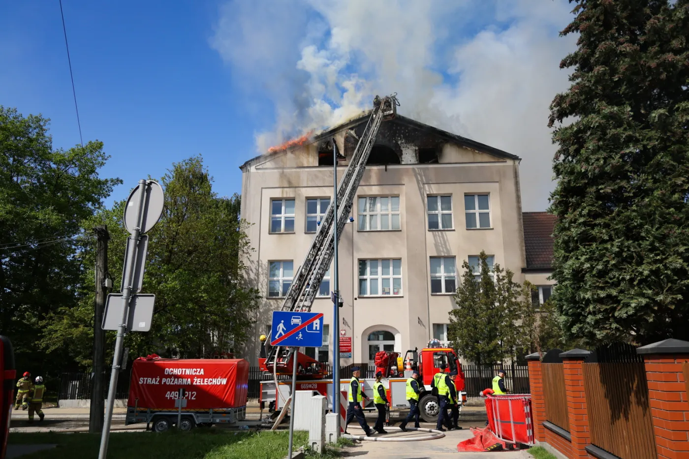 Pożar dachu liceum w Grodzisku Mazowieckim