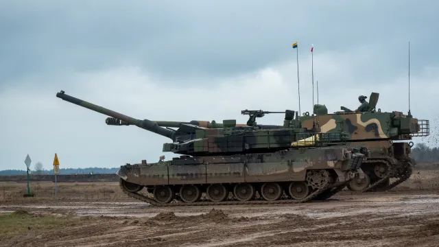 Armatohaubice, wyrzutnie rakiet i czołgi. Nowa fala uzbrojenia zalewa Polskę