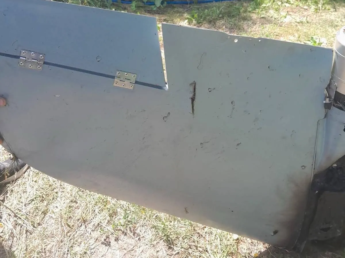 W dronie do montażu niektórych części użyto zawiasów od drzwi