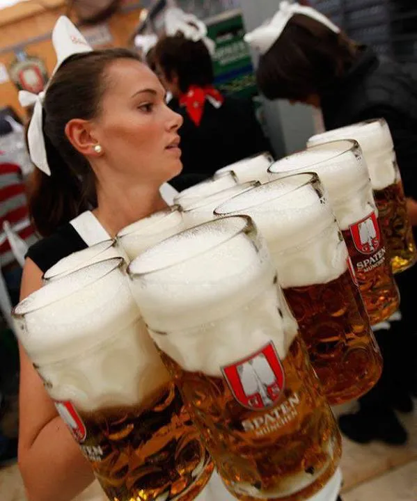 Oktoberfest. Święto dirndli, lederhosen, precli, bratwurstów, piwnych toastów i nie tylko