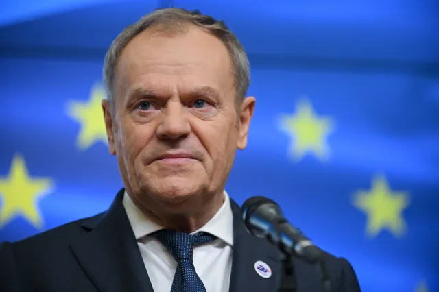 Polski poseł z Europejskim Nakazem Aresztowania. Tusk i Orban w centrum sporu