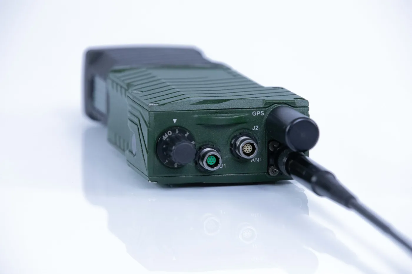 Kompaktowe wymiary radiostacji PERAD sprawiają, że może być noszona w jednej z kieszeni podpiętych pod kamizelkę.