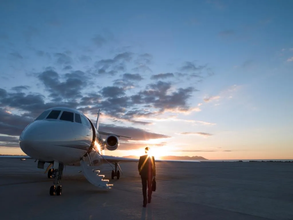 Loty bogaczy na celowniku ekologów. Wielki popyt, brakuje samolotów