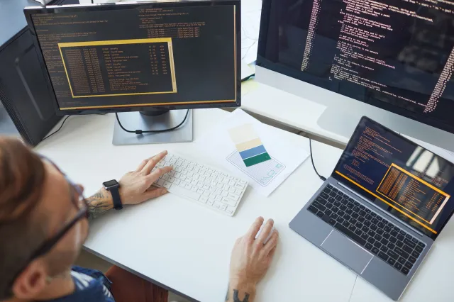 Zarobki w IT: B2B kontra umowa o pracę. Kogo szukają dziś firmy?