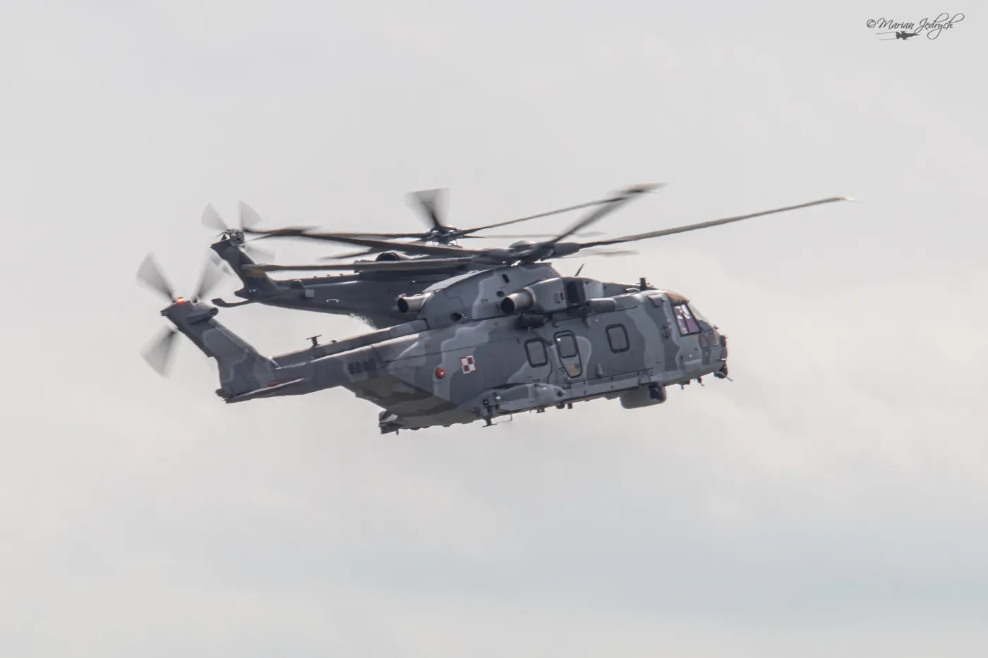 Dwa służące w Marynarce Wojennej śmigłowce AW101. Maszyny posiadają aż trzy silniki. Zwiększa to koszty obsługi wiropłatu. Z drugiej jednak strony, wzrasta bezpieczeństwo załogi.