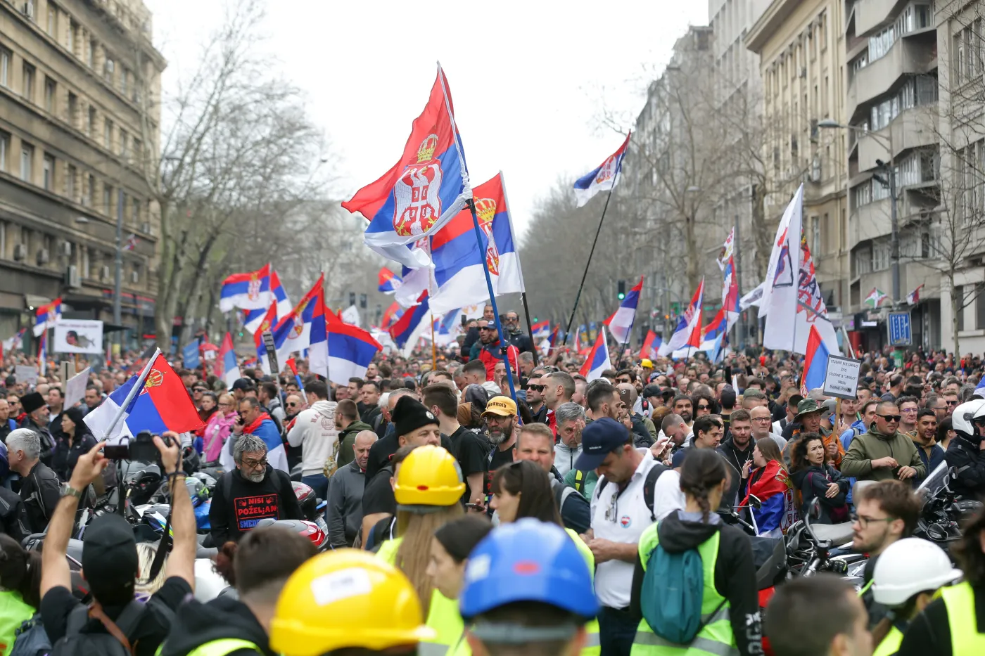 Wielkie antyrządowe protesty w Belgradzie. Samochód wjechał w demonstrantów