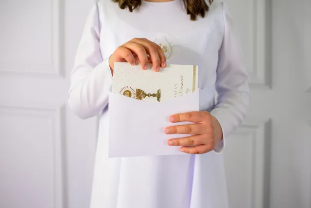 Ile dajemy na komunię w 2025 roku? Praktyczne prezenty i kwoty, które mogą zaskoczyć