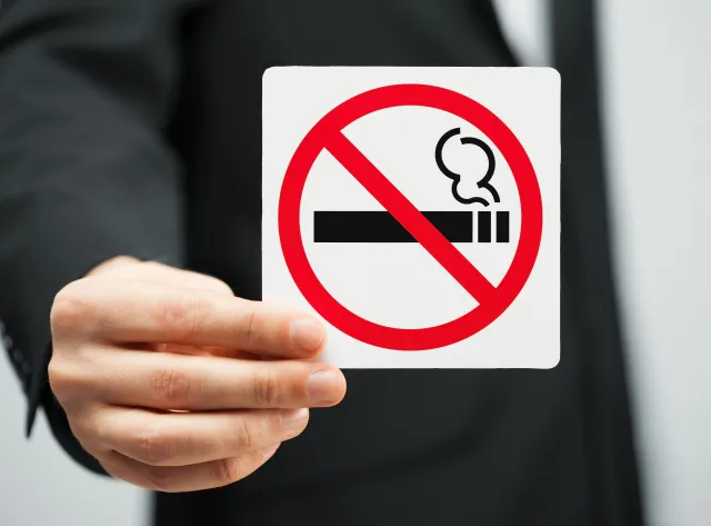 Od kiedy będzie można dostać mandat za palenie na balkonie? Resort zdrowia się wypowiedział