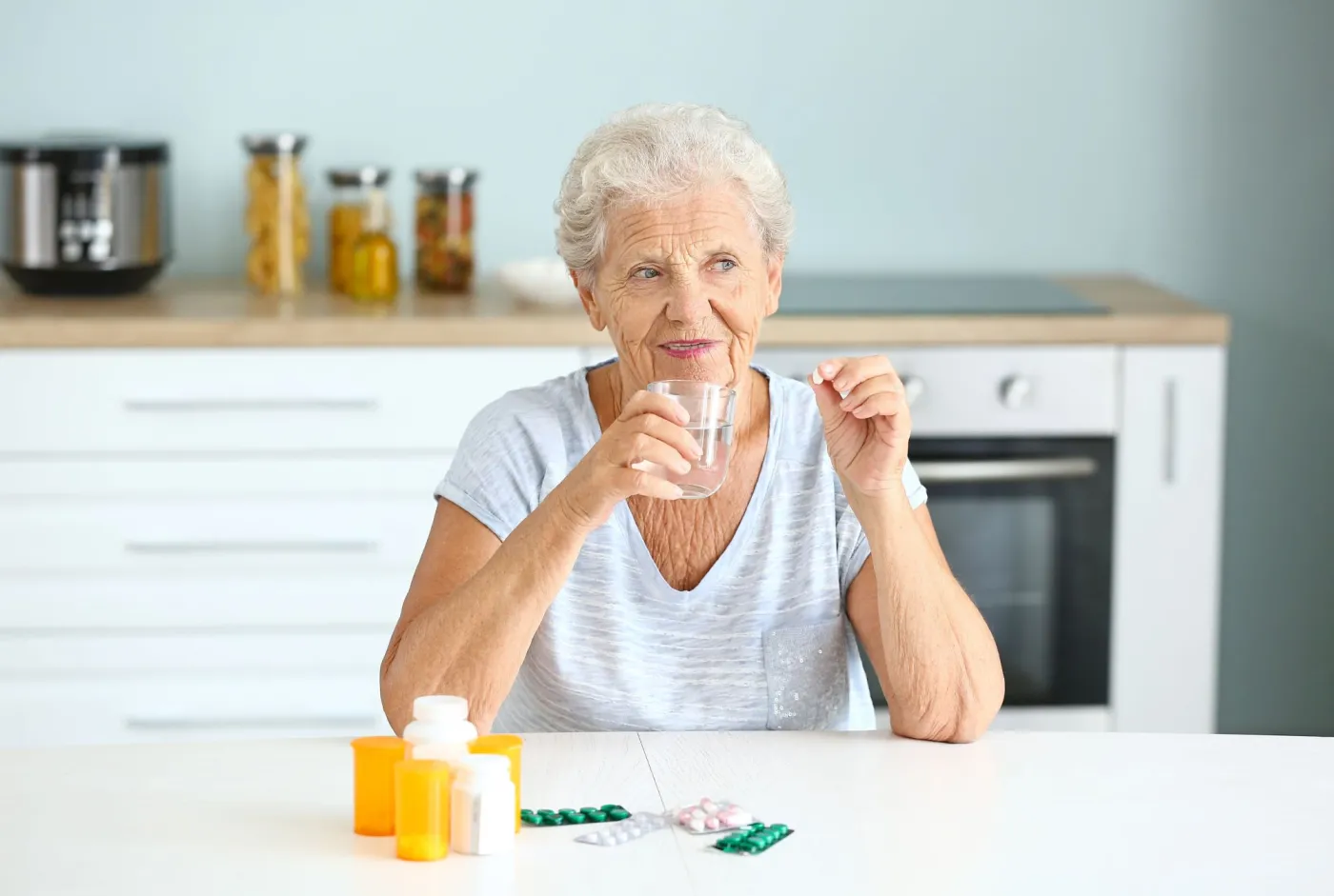 Po 75. roku życia seniorom należą się te pieniądze - 348 zł co miesiąc. Czy trzeba złożyć wniosek?