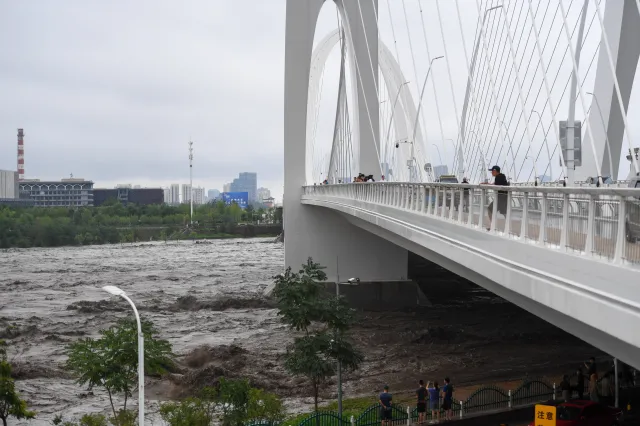 Największe opady deszczu w Pekinie od 140 lat; w powodziach zginęło 20 osób