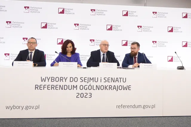PKW: Protokoły z połowy obwodowych komisji wyborczych w kraju i za granicą są już ztwierdzone