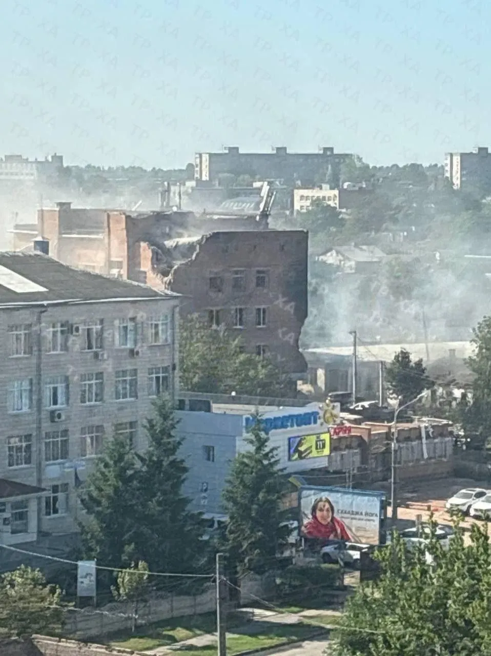 Rosja utrudnia Ukrainie mobilizację, atakując biura skąd prowadzona jest rekrutacja. Na zdjęciu poważnie uszkodzony budynek TCK w Połtawie