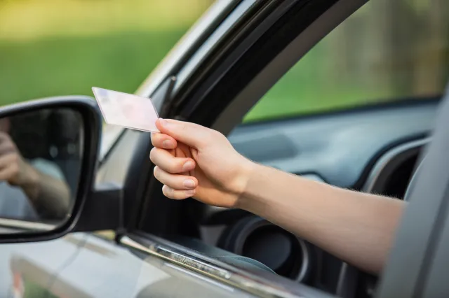 Dofinansowanie do prawa jazdy 2025 - gdzie złożyć wniosek o dofinansowanie prawa jazdy z urzędu pracy i z PFRON?