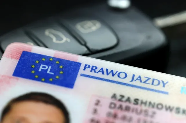Prawo jazdy do obowiązkowej wymiany. Miliony Polaków muszą pójść do urzędu i zapłacić za nowy dokument. Termin już wskazali, podali też nowy cennik