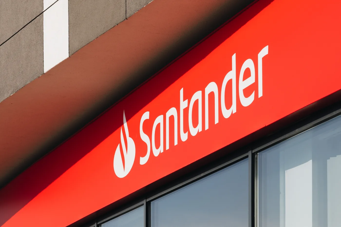 Santander Bank Polska z karą 21,1 mln zł od KNF. Jakie naruszenia wykryto?