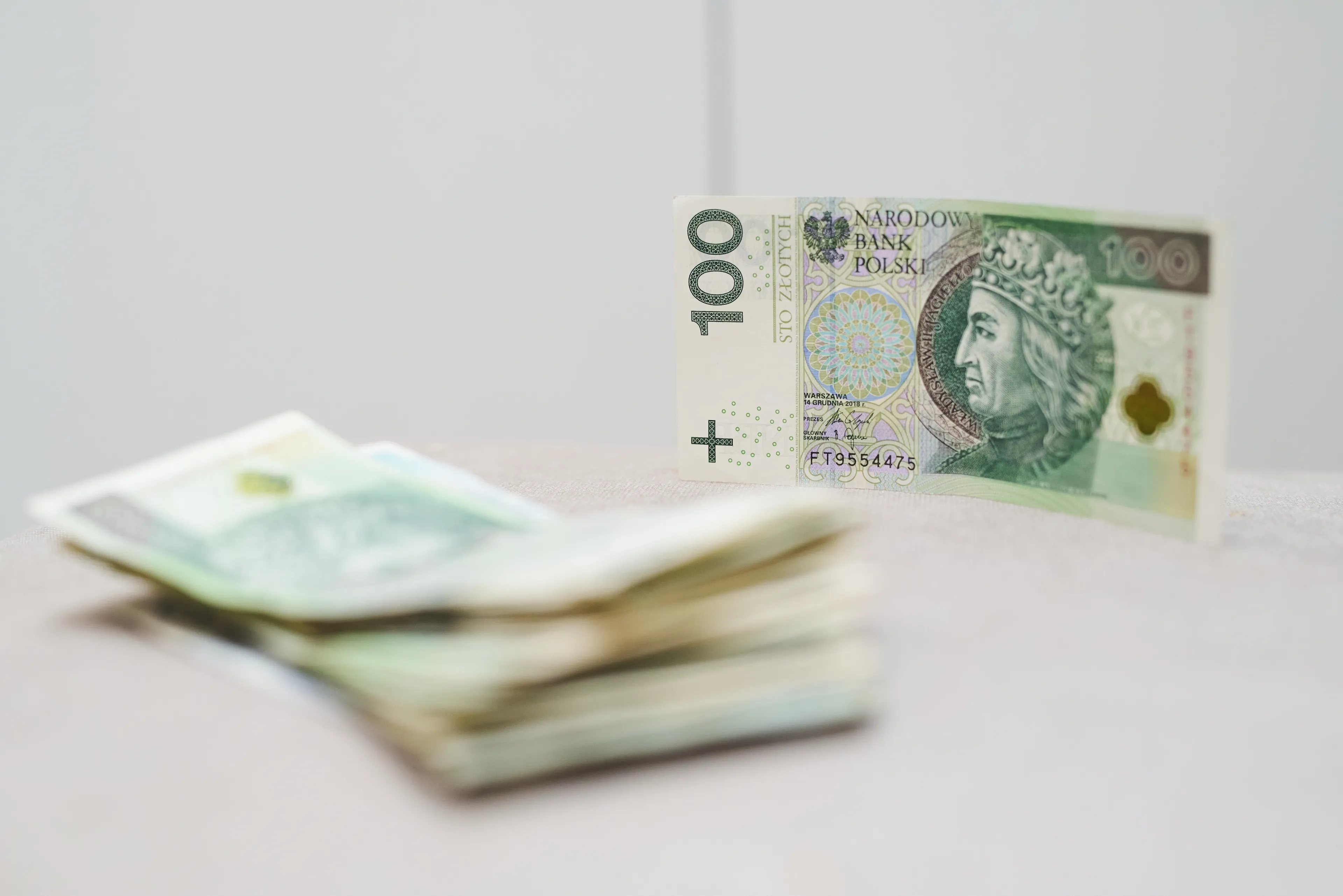 Skarbówka zgarnie z konta 100 zł. Nowa opłata ma trafiać do urzędu razem z podatkiem. Zmiany dotkną nas wszystkich